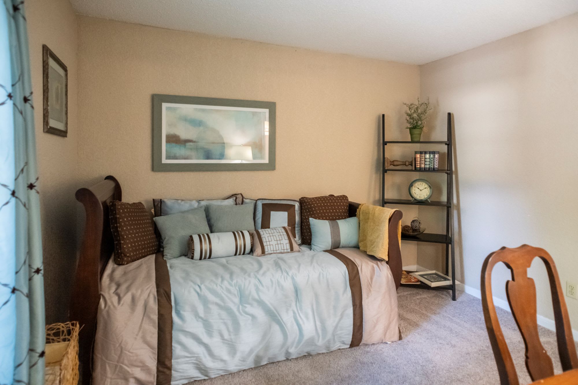 1496 Oakwood St – photo 2