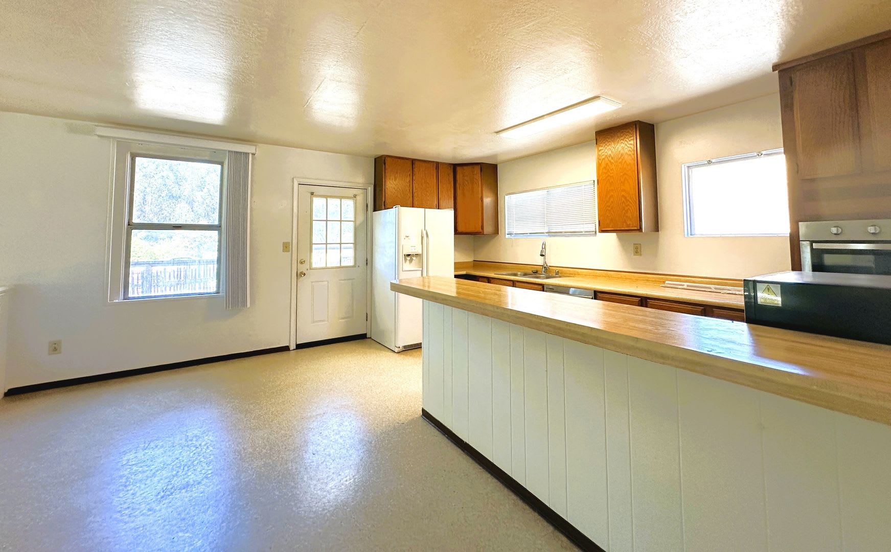 Country Home w/Garage/Workshop & Optional Animal Pasture – photo 4