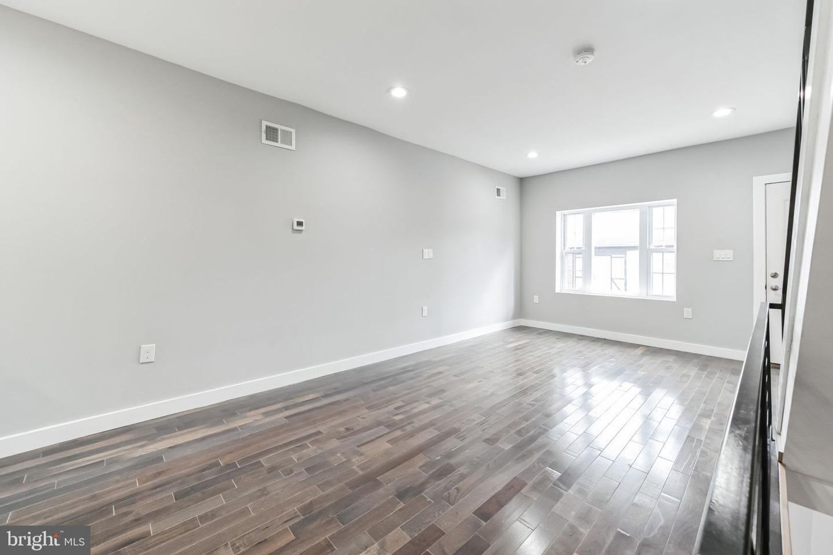Excellent Port Richmond 3Br With Finished Basement Patio – photo 5