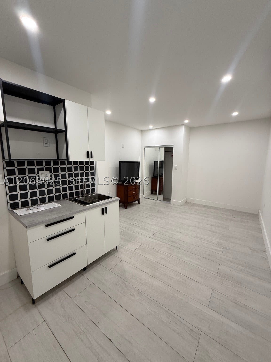 1140 N Douglas Rd – photo 2