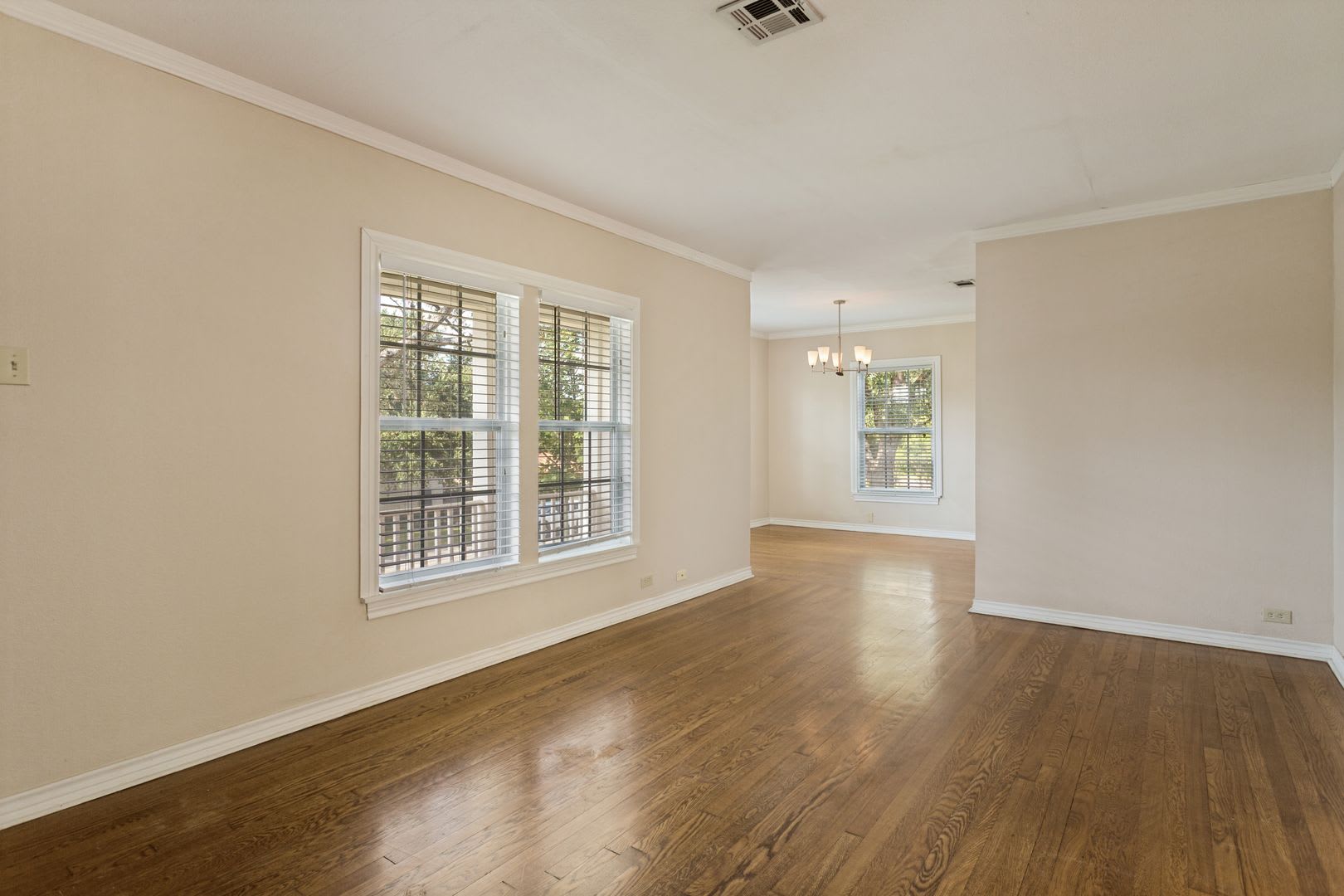 Beautiful 2 Bedroom Terrell Hills Cottage – photo 4