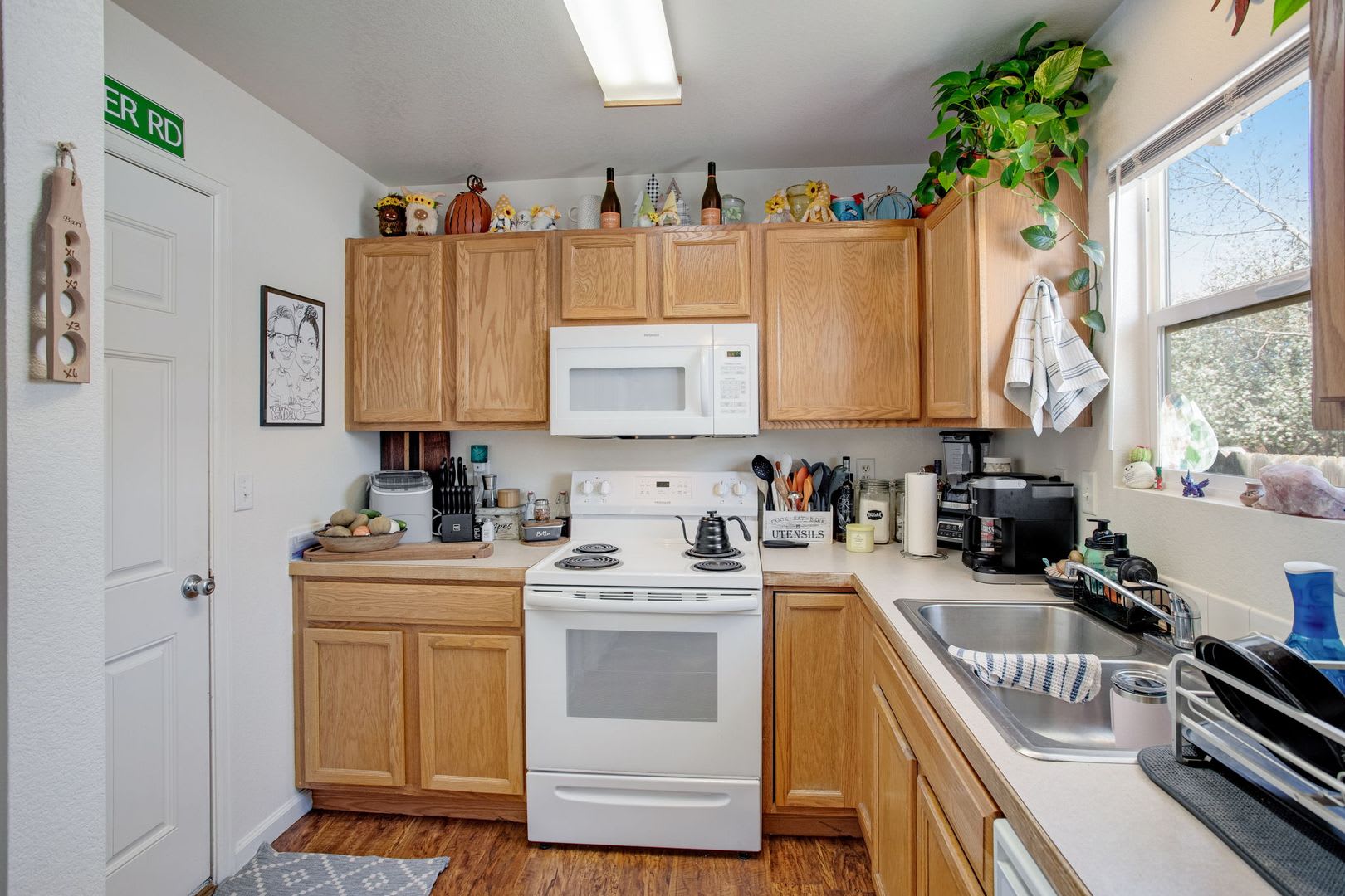 Look and Lease Special $200 off your first month’s rent! Adorable 2 bedroom townhome with garage! – photo 5