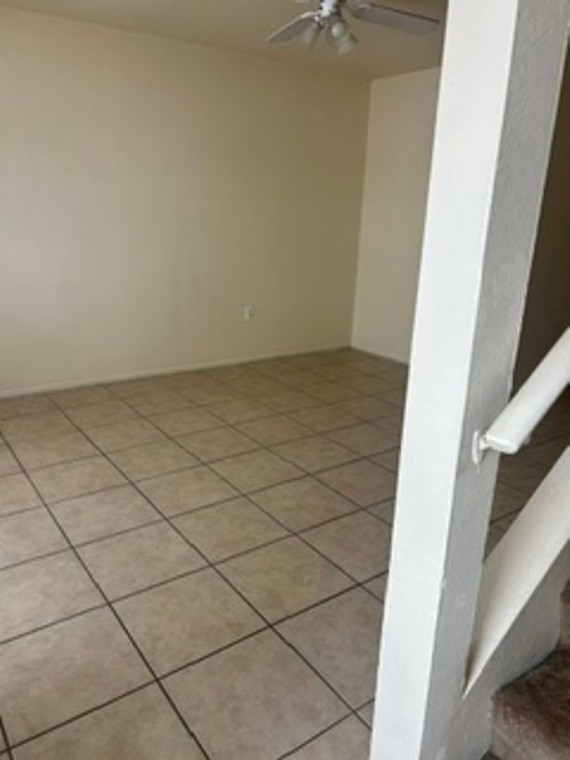 Large 2 bed 1 1/2 bath Town house. Inside laundry, assigned parking – photo 4