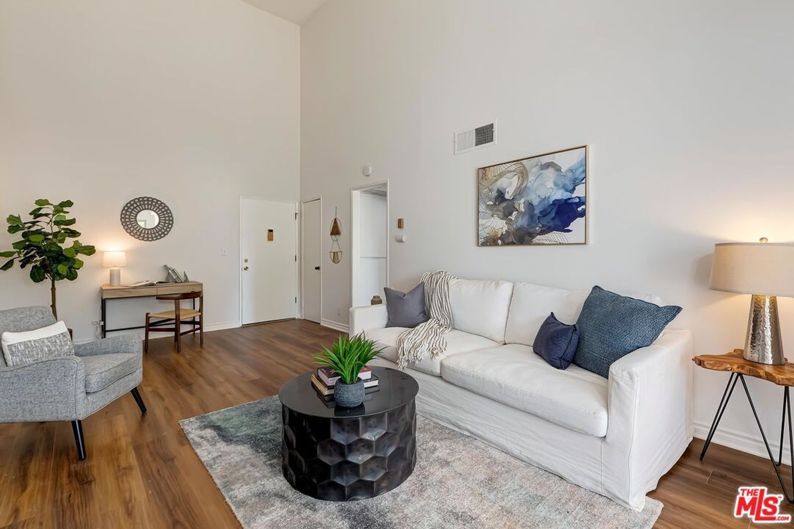 Beautiful 1 bed 3rd floor (top) condo in lakeside community in Culver City – photo 5