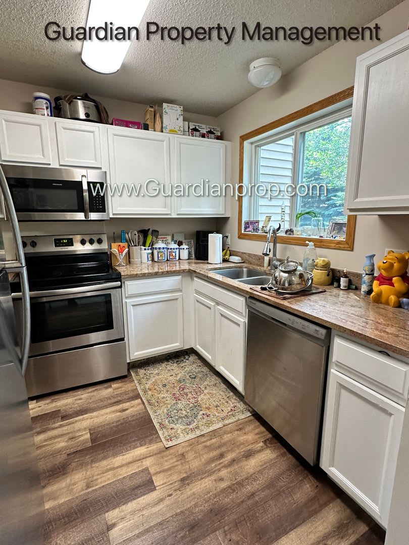 Prior Lake Town Home, 1 Car Garage, W/D, Walk out Patio, Dishwasher Available Sept – photo 3
