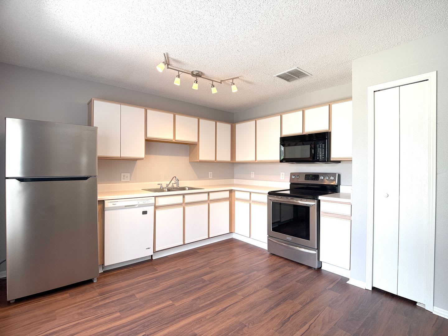 Move In Ready New Interior Paint New Laminate Flooring New Bathroom Tile Lawn Care Pest Control Included Pet Friendly Gated Community – photo 4