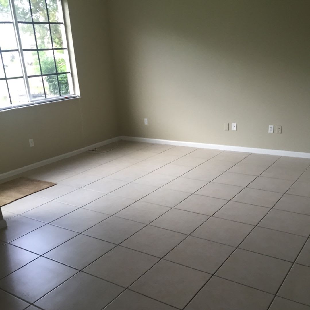 Large Townhouse with Garage – photo 3