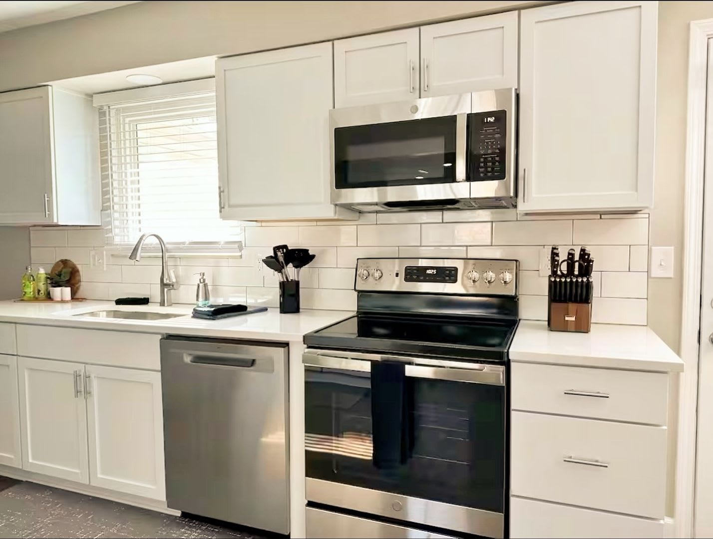 4BD 2BA Ranch on Catherine Westfield Fenced Yard – photo 3