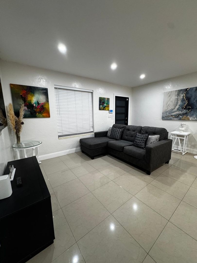 Remolded 2 Bedroom 1Bath Miami – photo 4