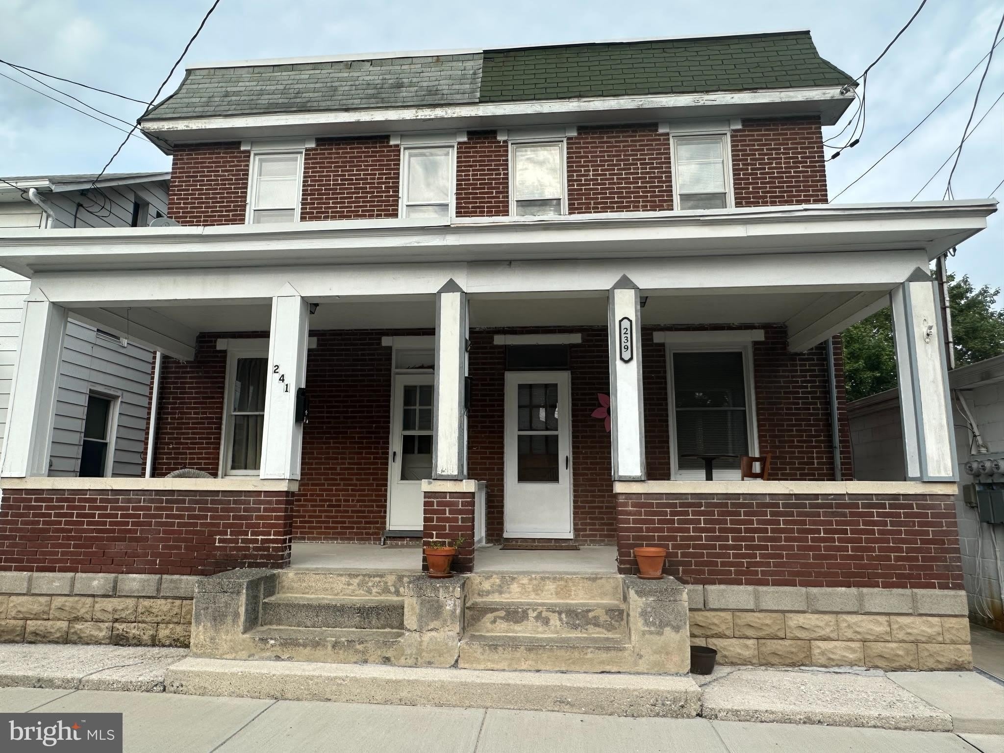 239 N STRATTON Street – photo 1
