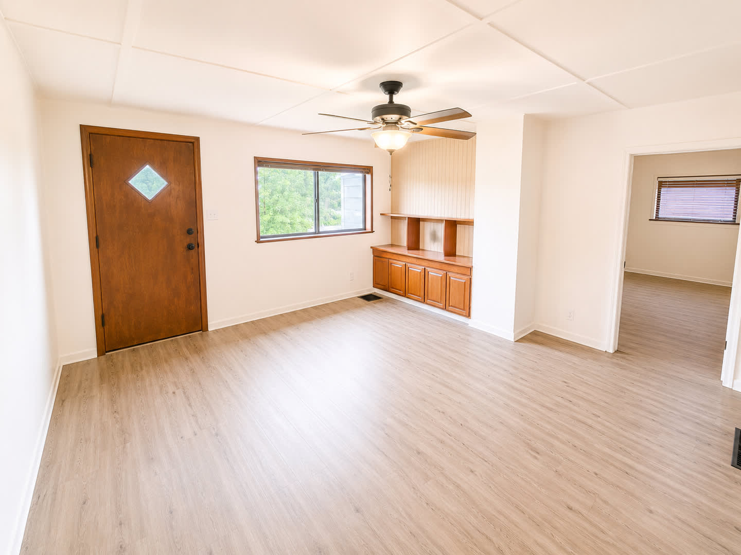 Single-Family Home with 2-Car Garage & Spacious Layout Available – photo 2