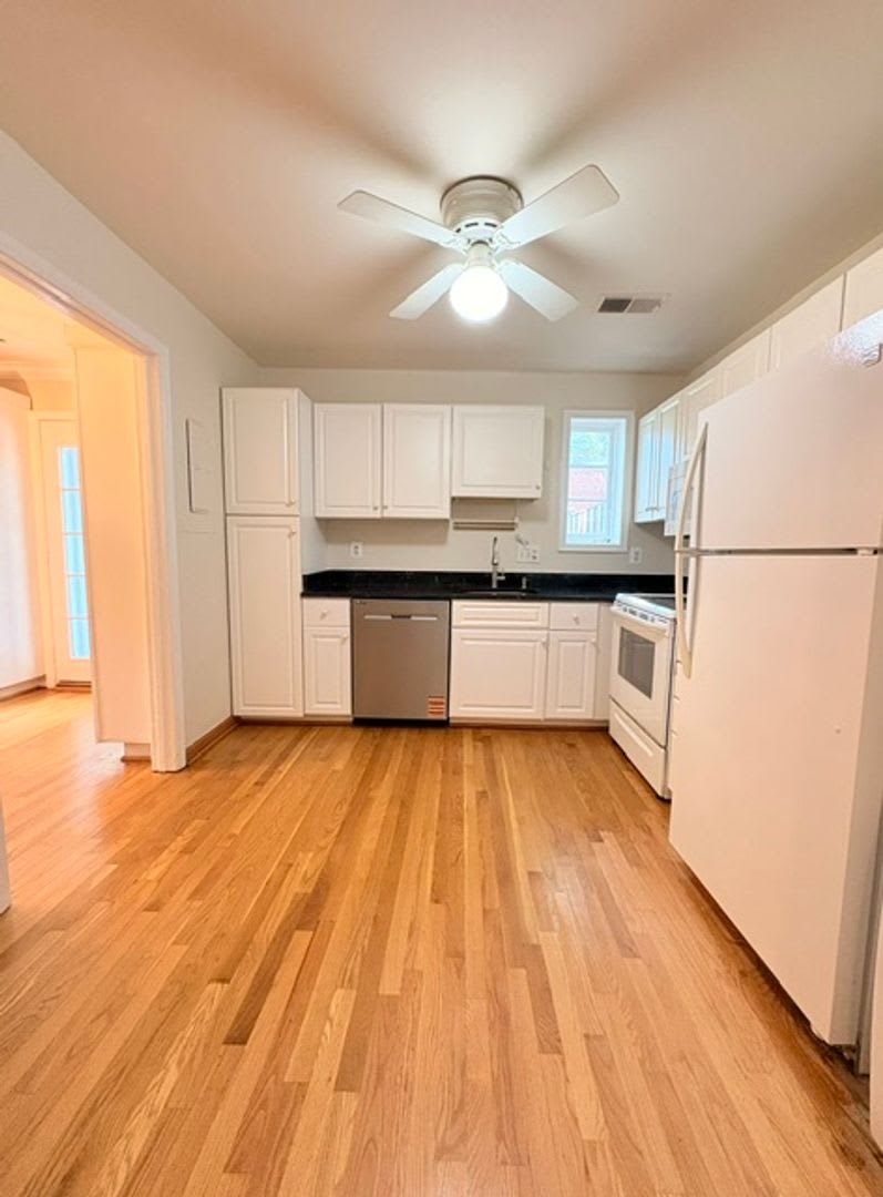 Fabulous Sun Splashed 3 BR, 2.5 BA Townhome in Kenwood Forest! – photo 3