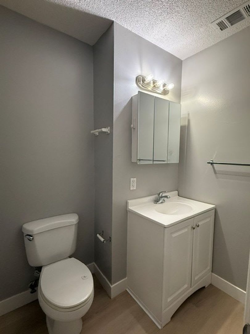 Spacious 3 Bedroom, 2 bath Single Family Home – photo 4