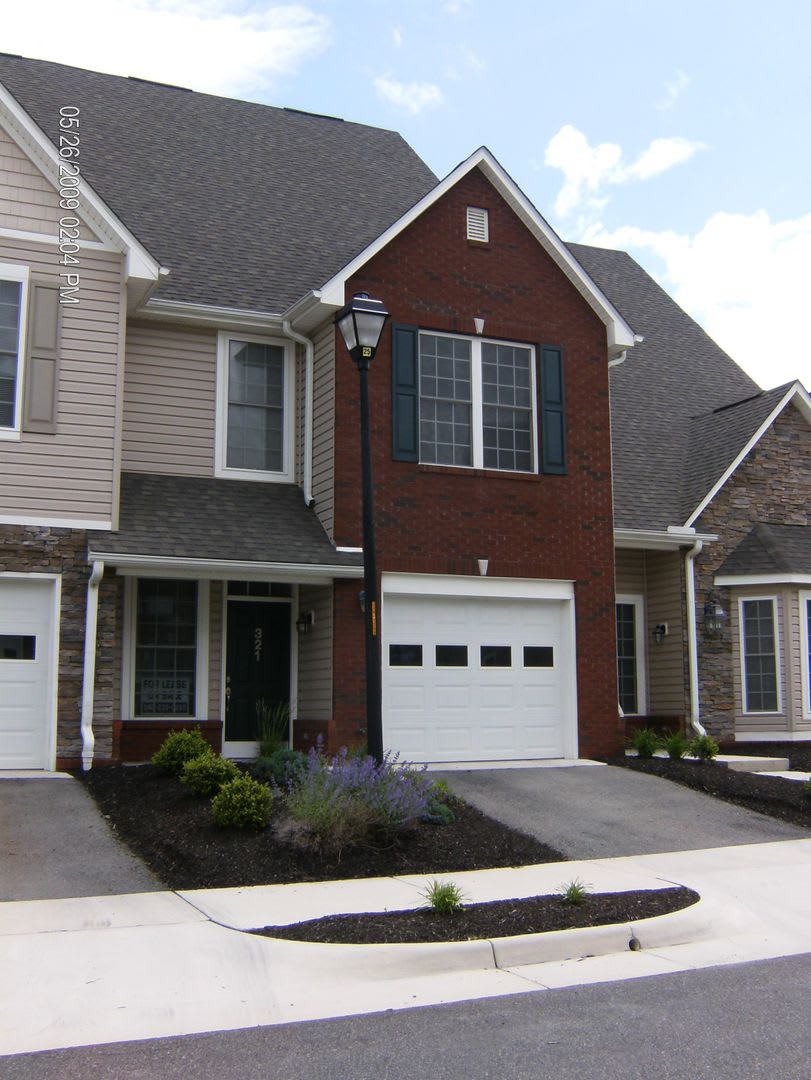 3 Bedroom 2.5 Bath Townhouse with 1 Car Garage – photo 1