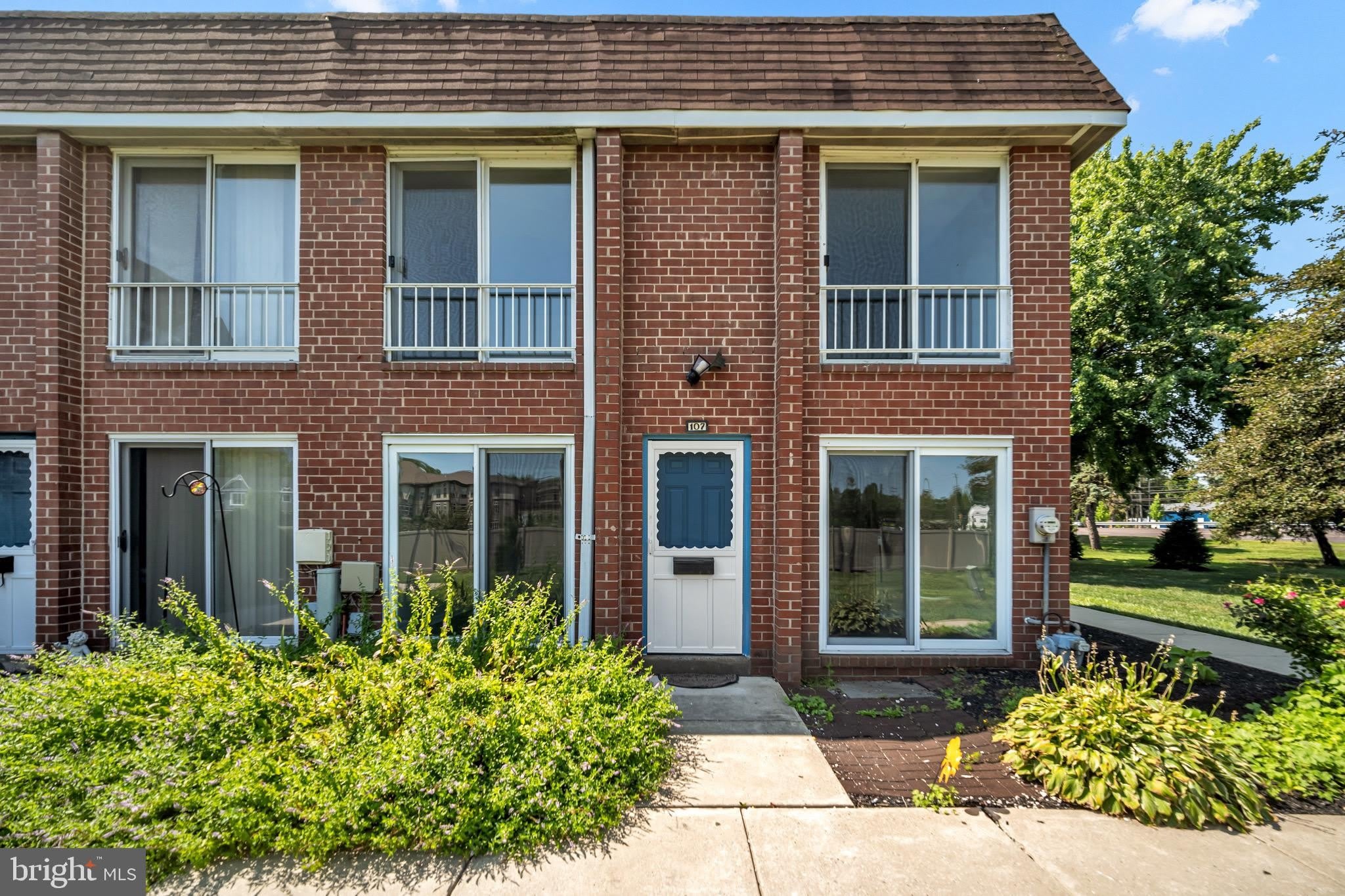 107 LEXINGTON Court – photo 1