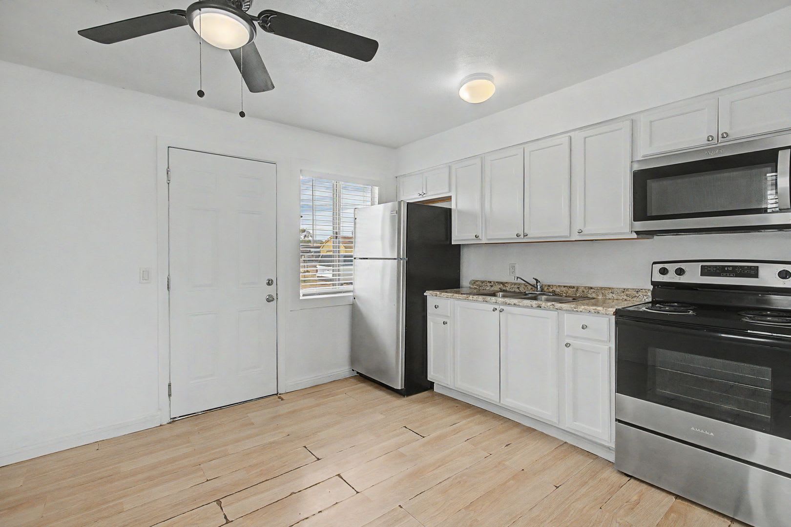 *** Two bedroom home with yard *** – photo 2