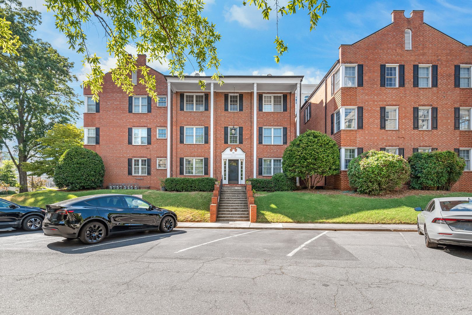 (Coming Soon) 2 bedroom condo on the Edges of Uptown, Dilworth, and Myers Park. – photo 1