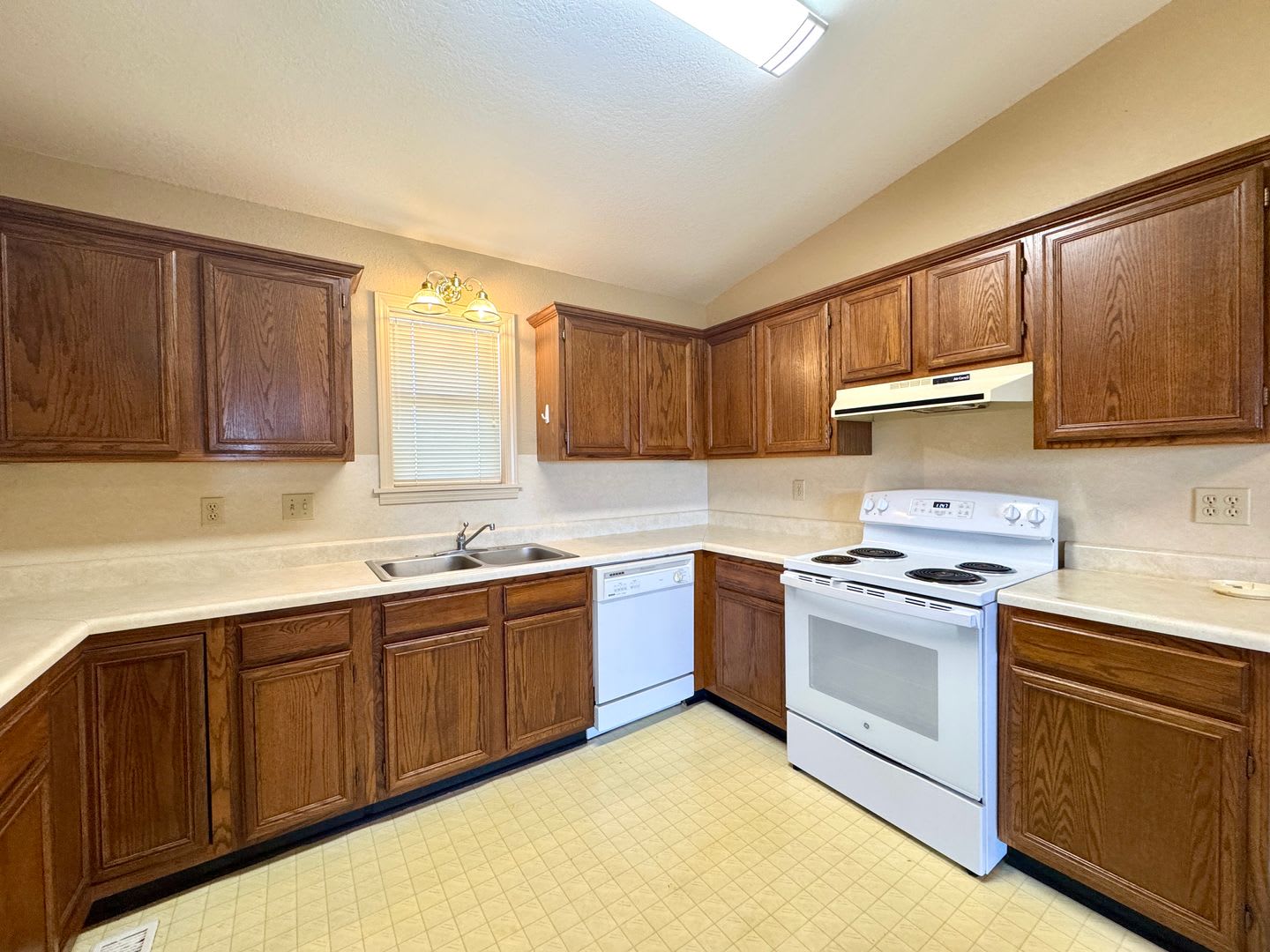 2 Bed • 2 Bath • Overlooking the White River – photo 5