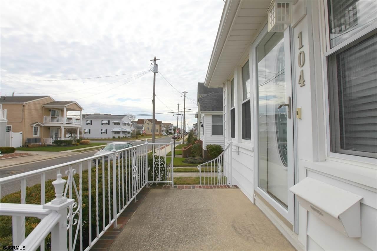 104 N 35th Ave – photo 3