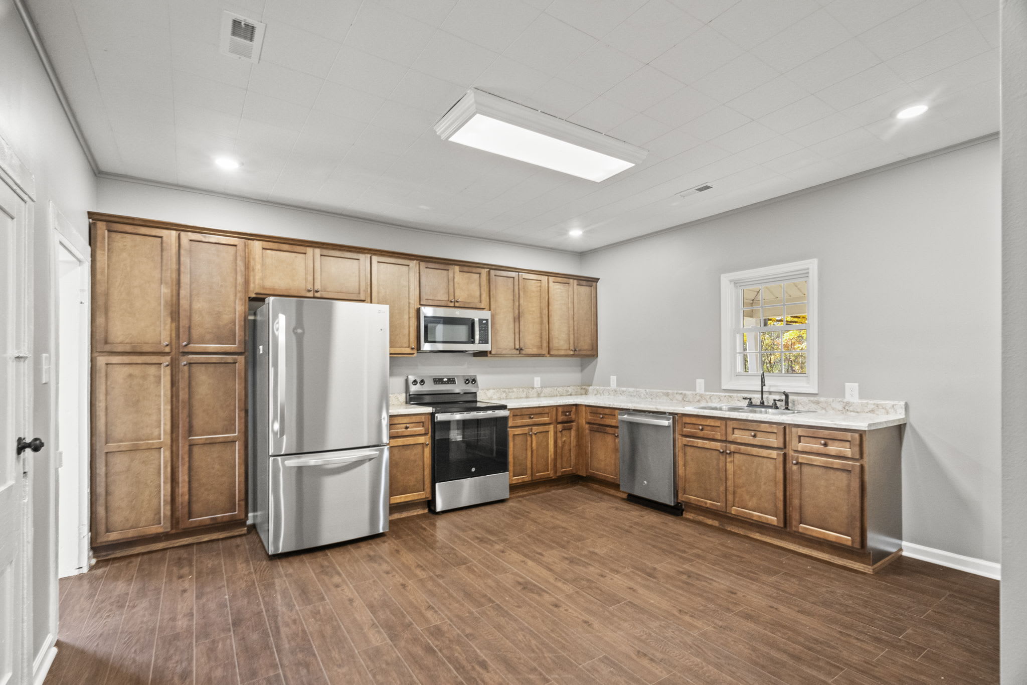 6081 Lakeview Road – photo 2