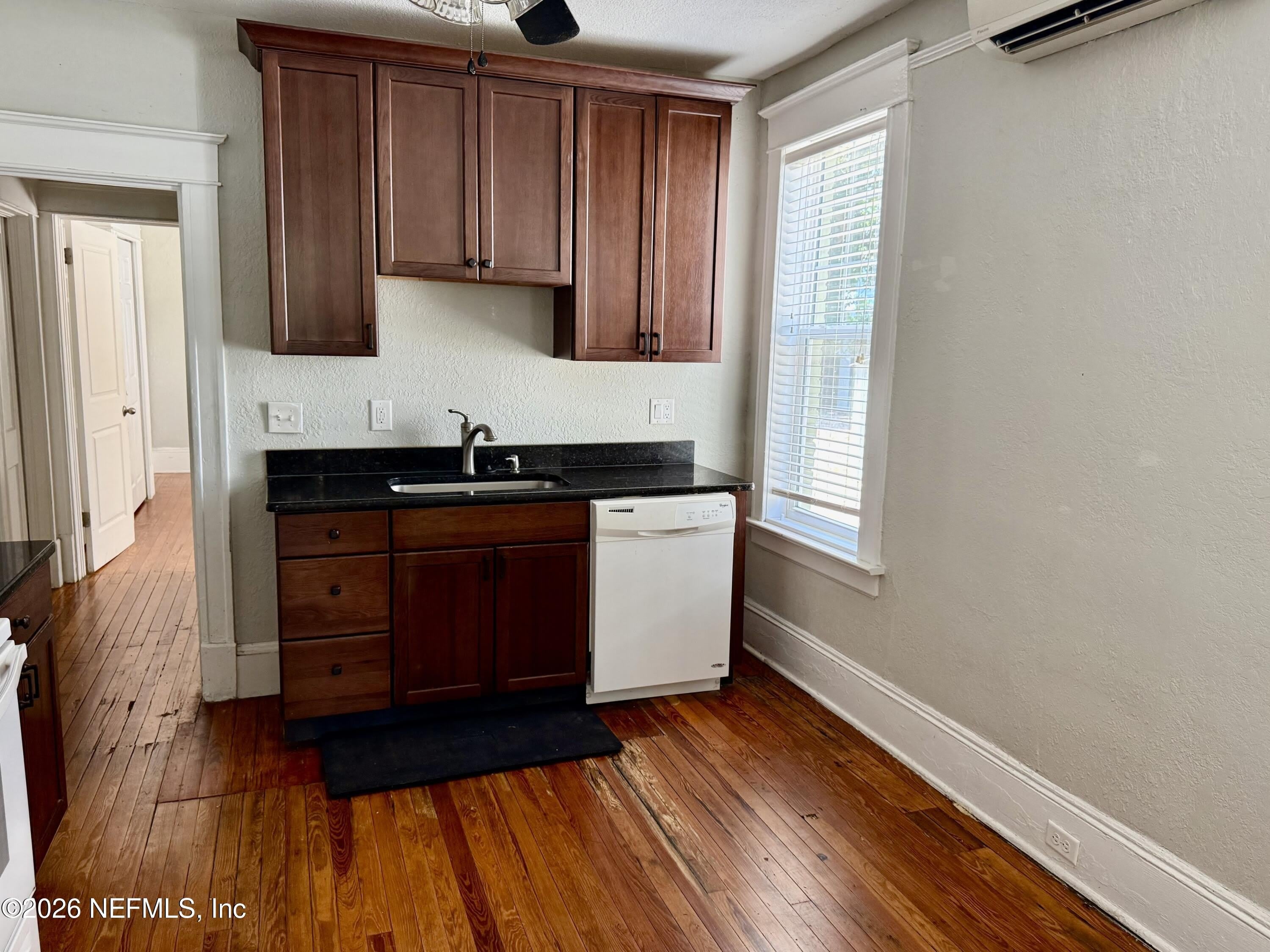 2120 HERSCHEL Street – photo 5