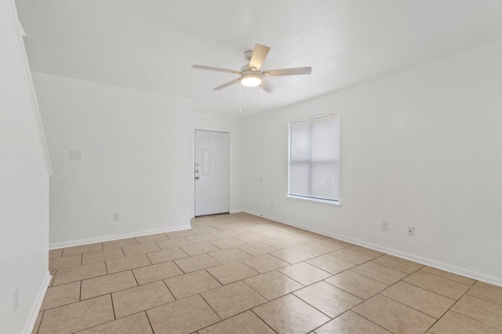Close to Fort Hood! Town Home featuring 2 Bedrooms, 1.5 Baths, and 1 Car Garage – photo 5
