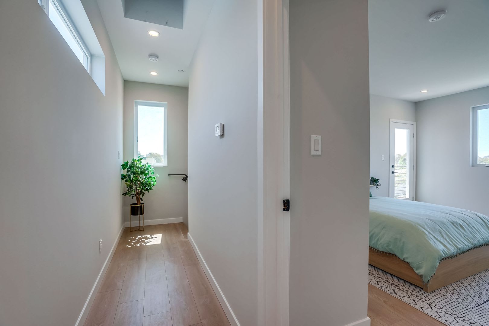 New building, 3 story townhouse, 2+2.5, gated, 2 balconies, great natural light, Secure parking – photo 5