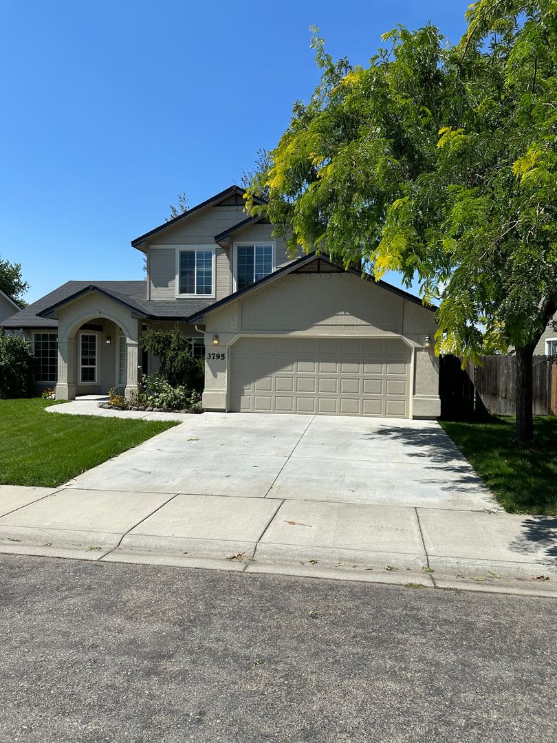 4-Bed Meridian Retreat Featuring Flexible Layout & Private Backyard – photo 3