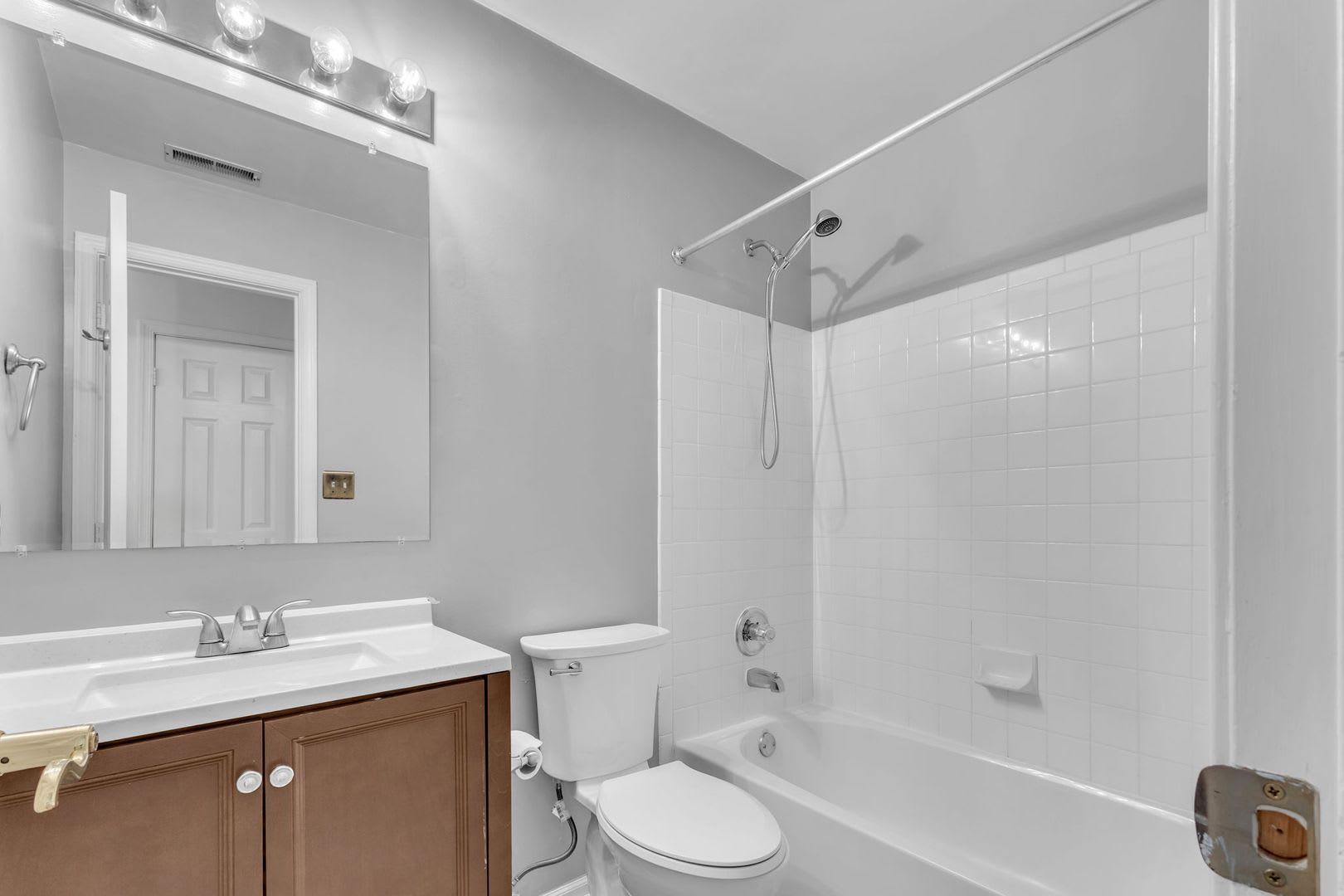 Dream Townhome In Kingstowne Updated Elegance With Flexible Living Space – photo 5