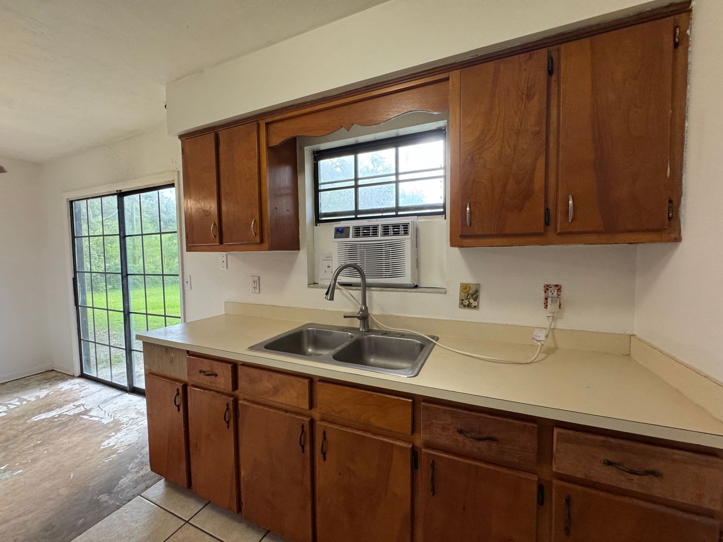 2 bedroom 1 Bath home on Goldkist Blvd – photo 3