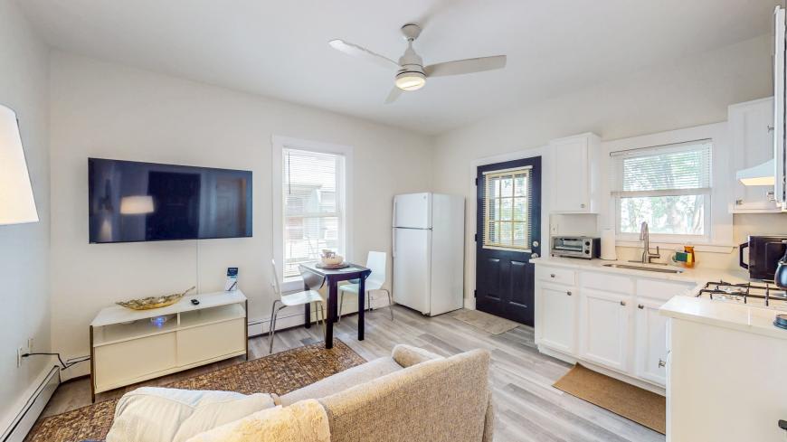 24 Hews St – photo 1