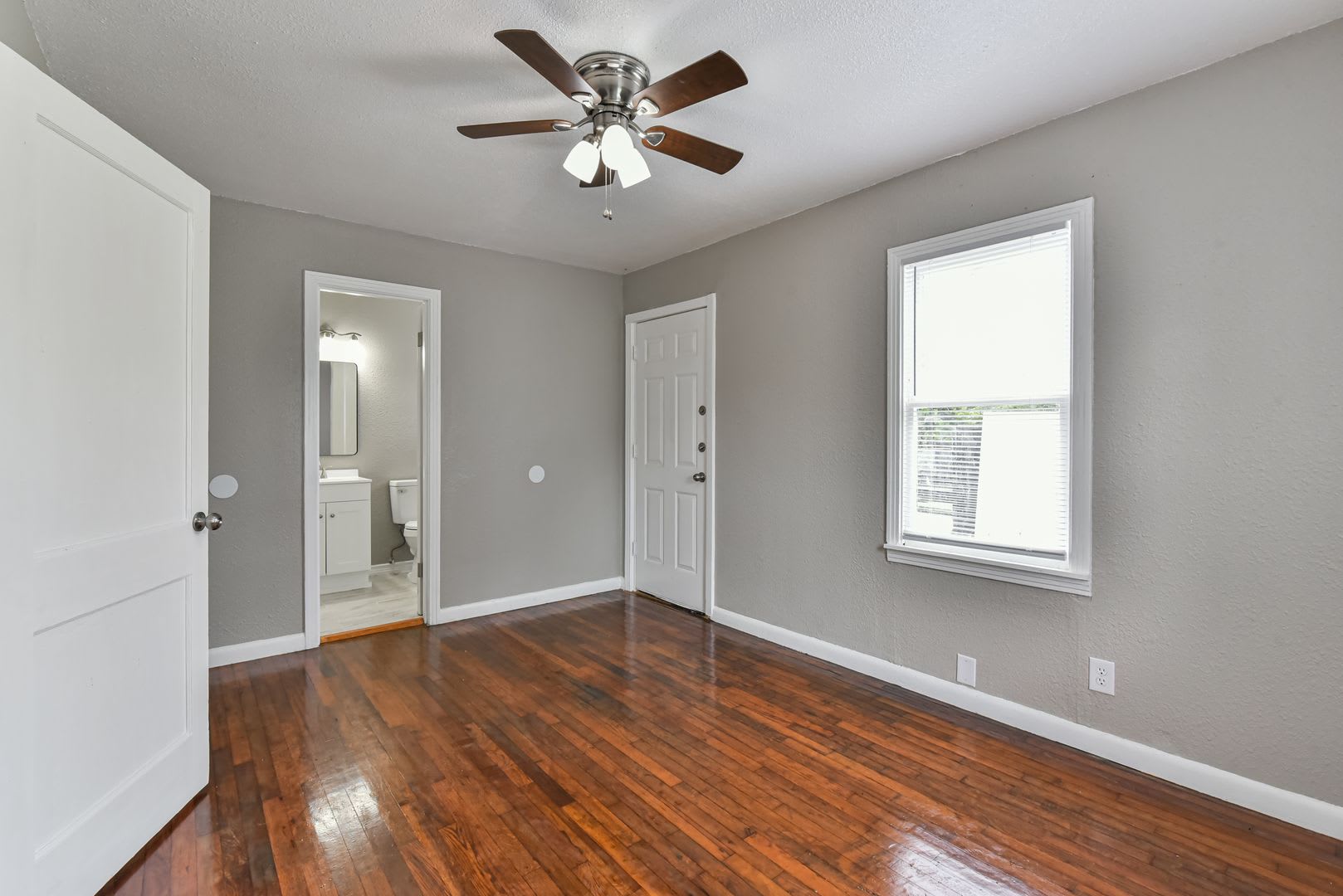 Beautifully Renovated 1BR Duplex with Marble Shower & Natural Light – photo 4