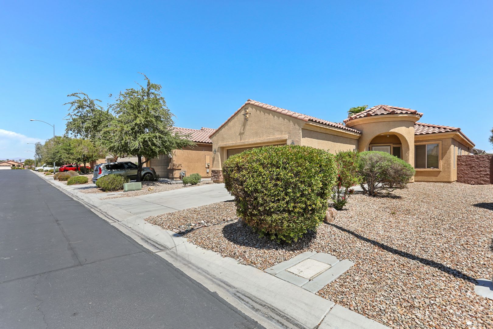 Single Story Pool Home In Stallion Mountain Guard Gated Community – photo 4