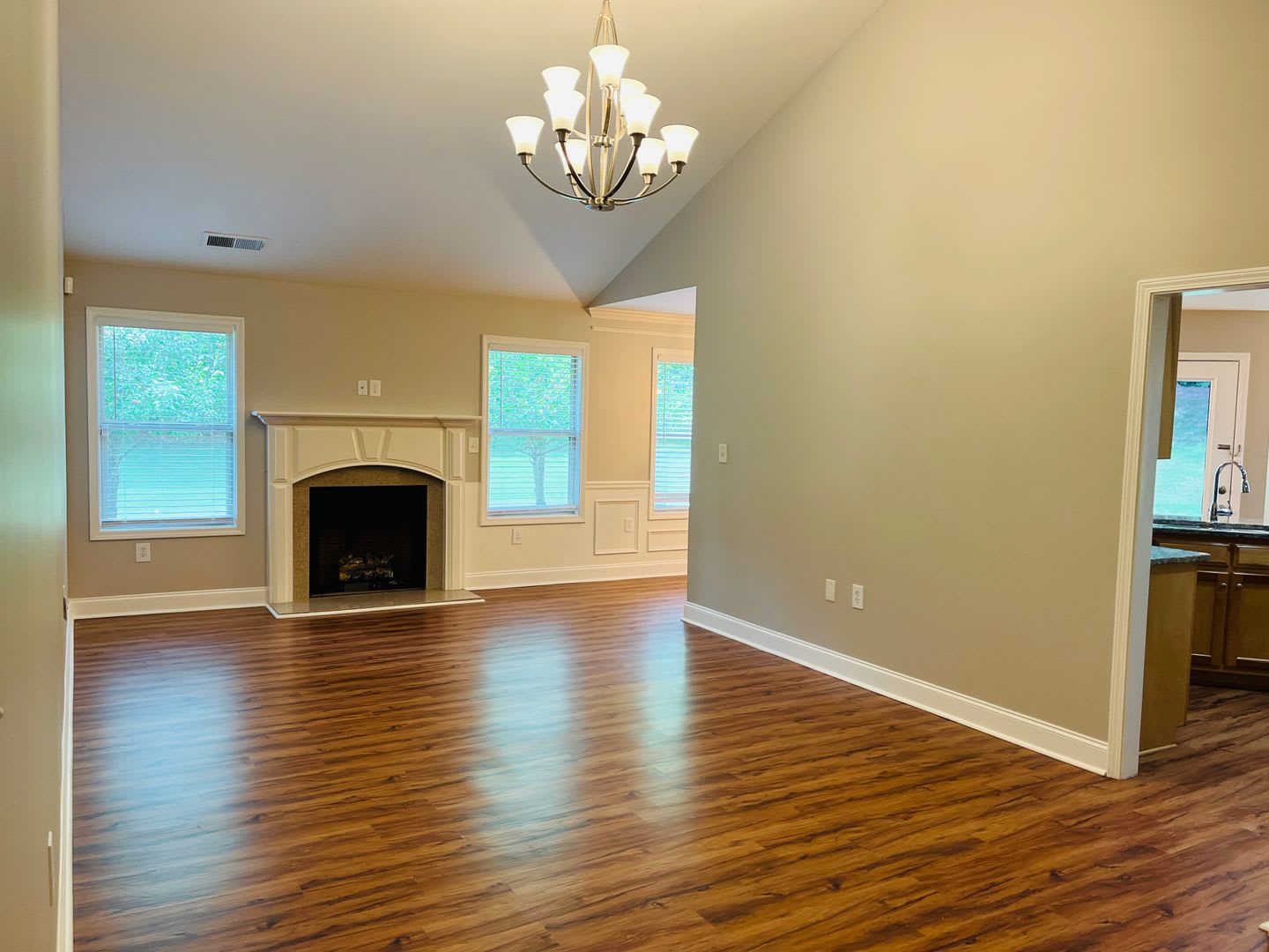 Stunning 3 bedroom 2 bathroom with bonus room minutes from Lake Lanier! Must see! – photo 4