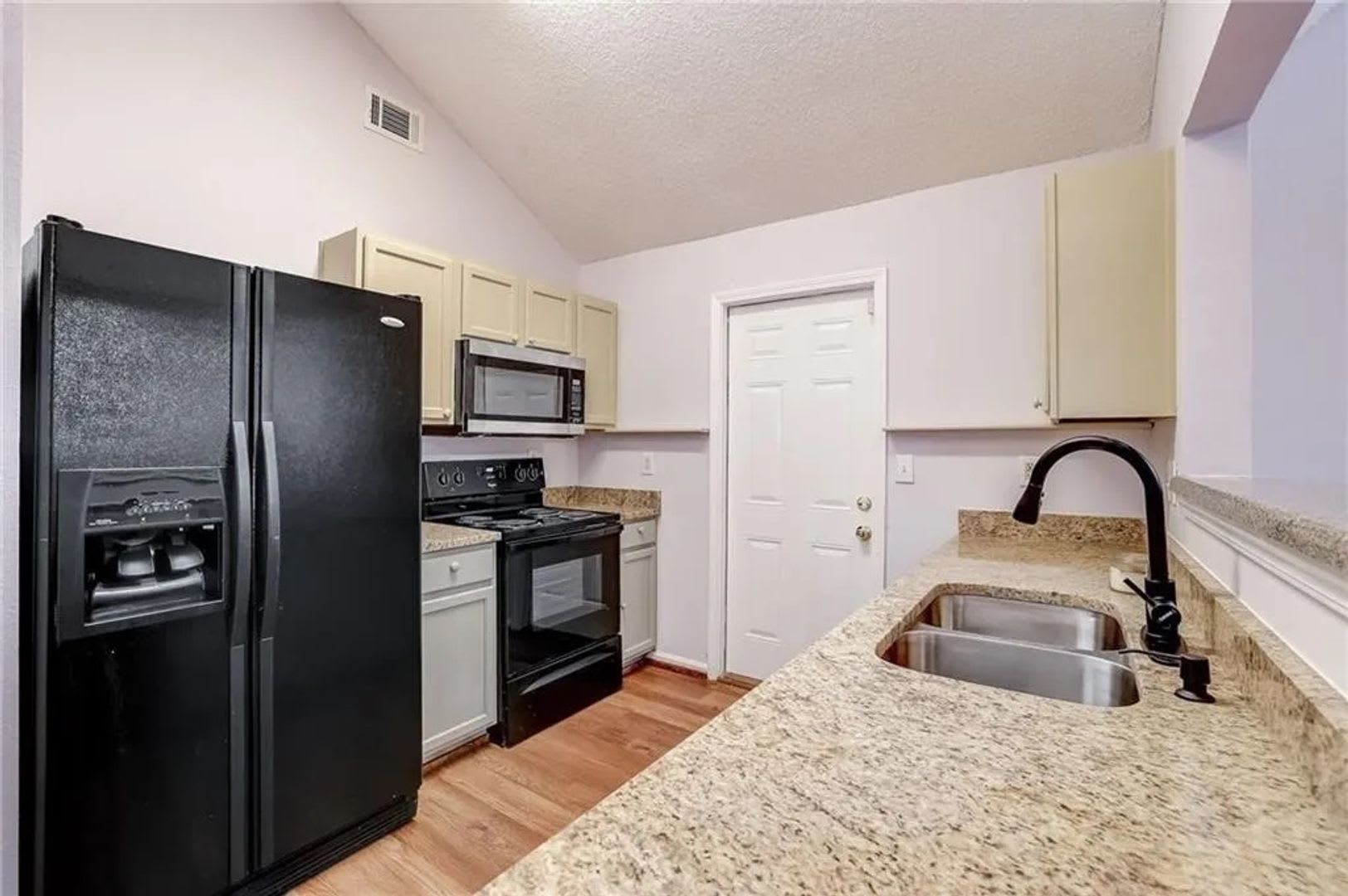 Room in 3 Bedroom Home in Union City – photo 3