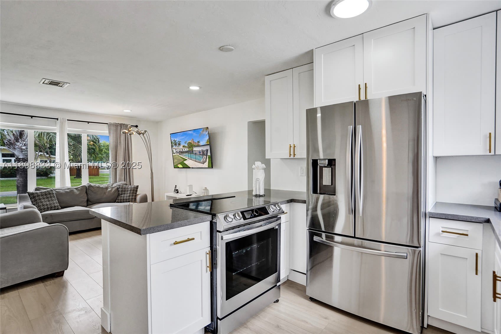 1124 NE 6th St – photo 2