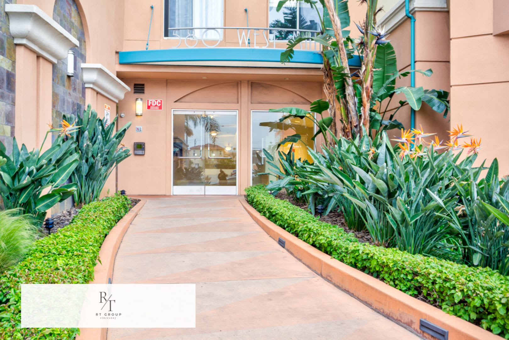 Luxurious Modern Condo in Alhambra – photo 1