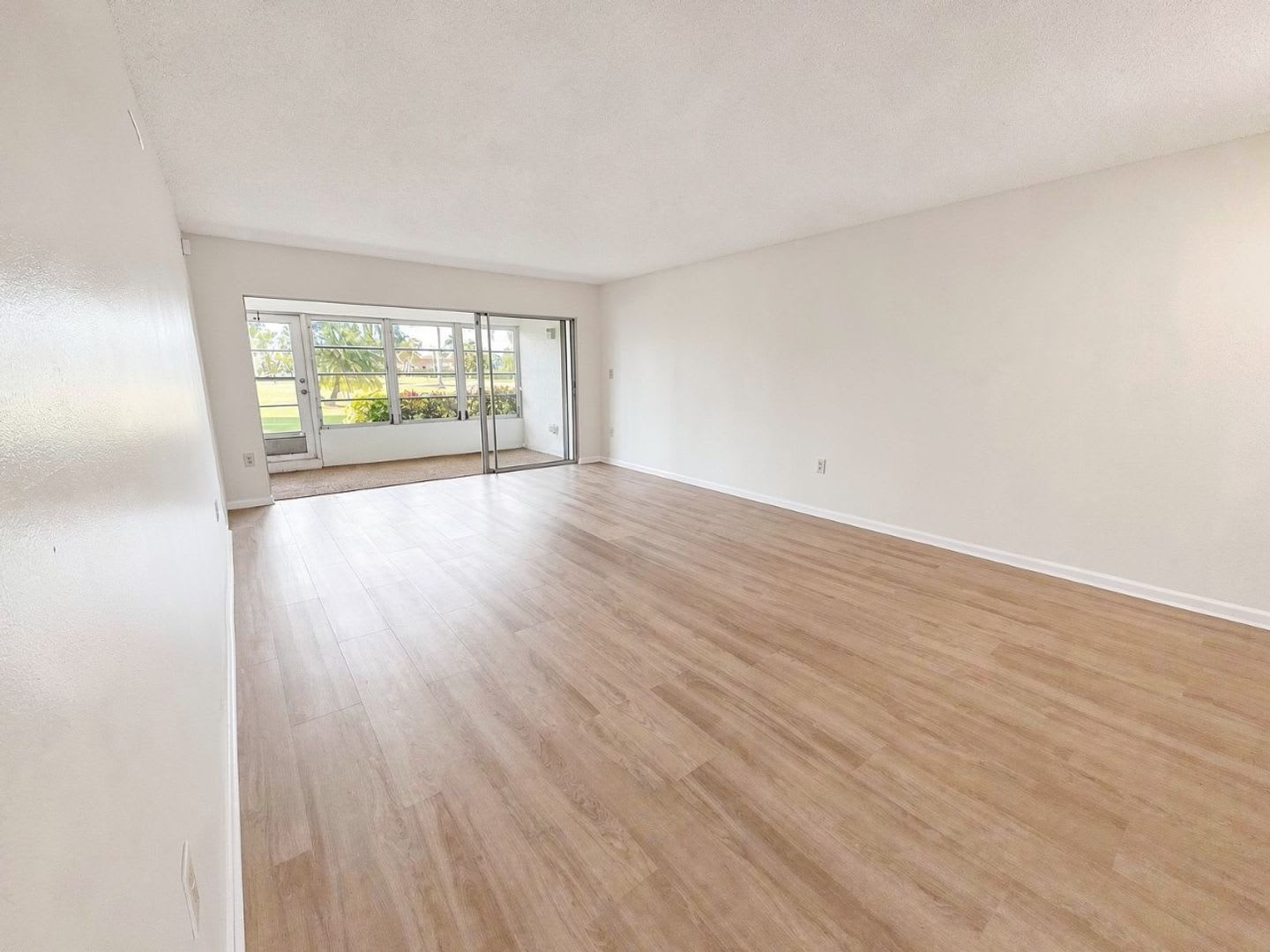 ** CENTRAL NAPLES ** 3 BED / 2 BATH ** GARAGE ** NO HOA ** ANNUAL RENTAL ** – photo 5