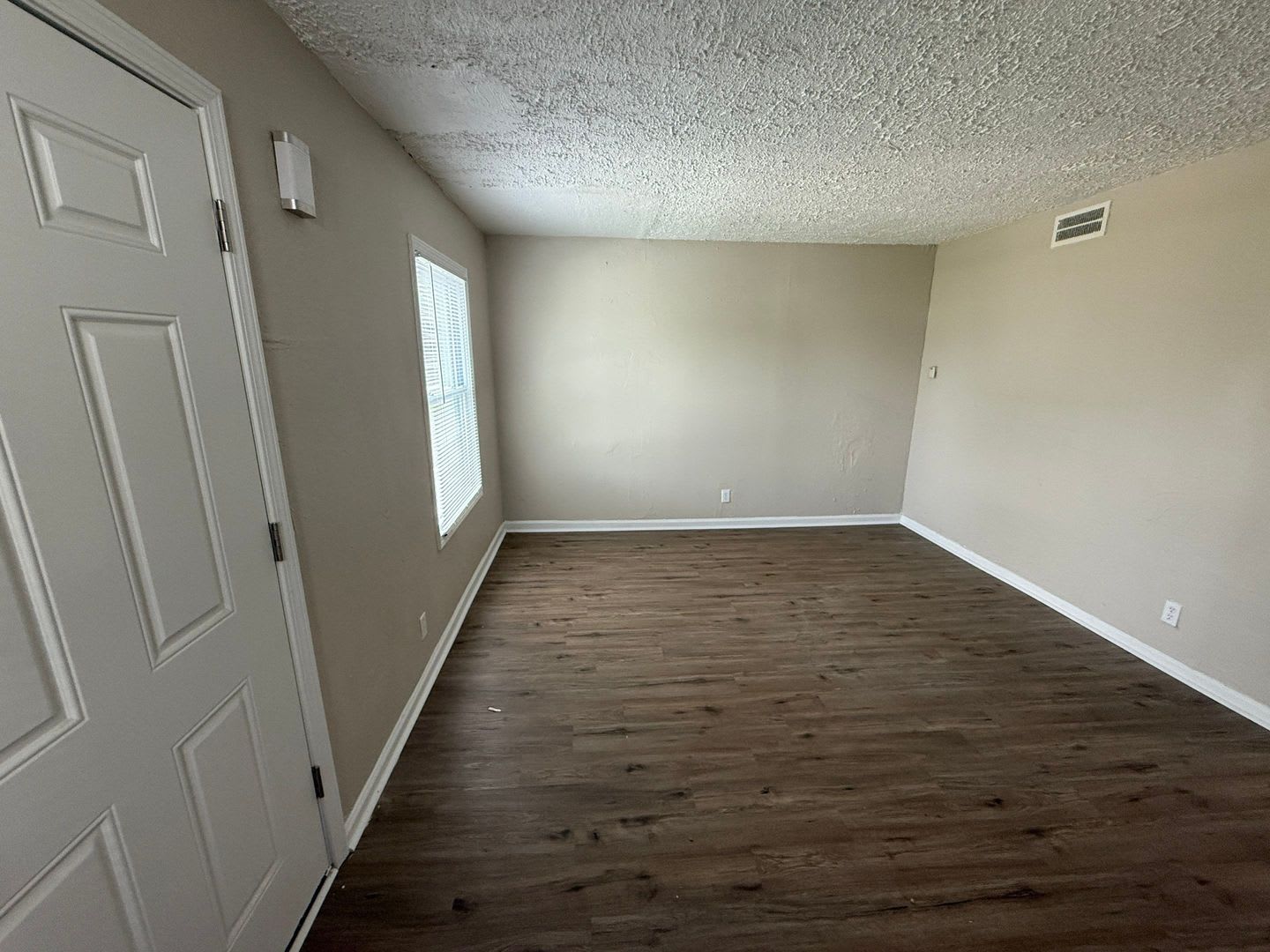 This beautifully updated 4-bedroom, 1-bath single-family home is ready for move-in! – photo 2