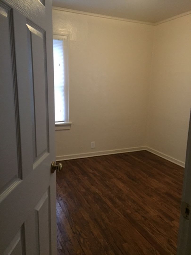 $860.00 2 bedroom, 1 bath with a garage located in Burton – photo 2