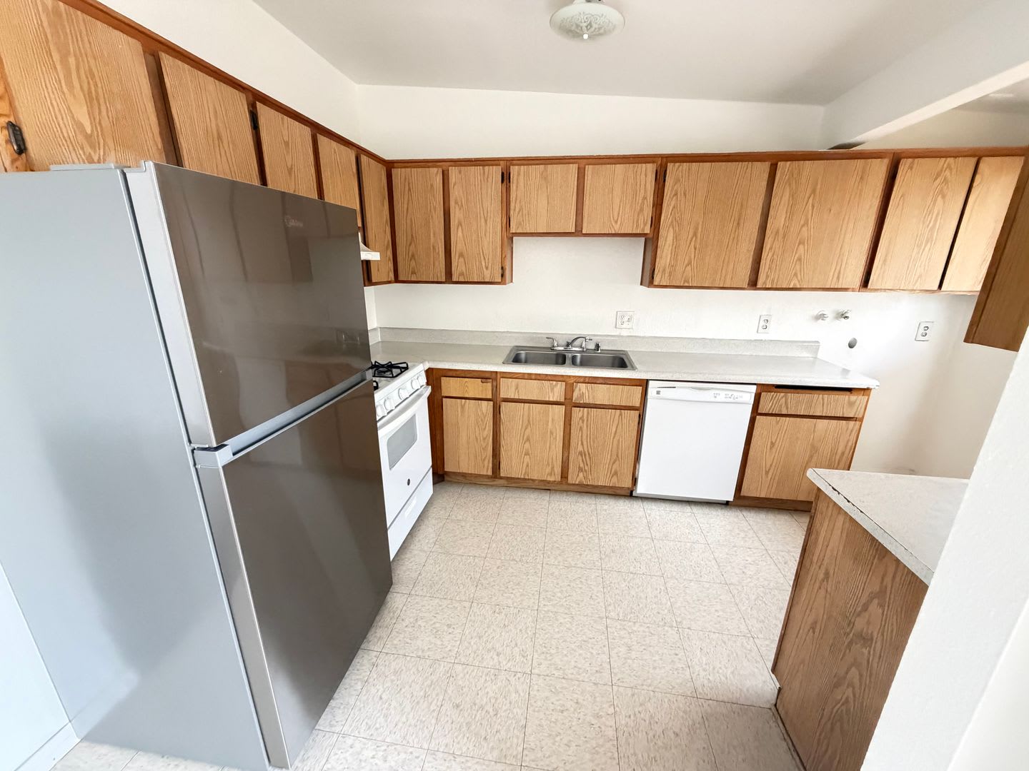 Cozy two bedroom, available for move in now! – photo 5