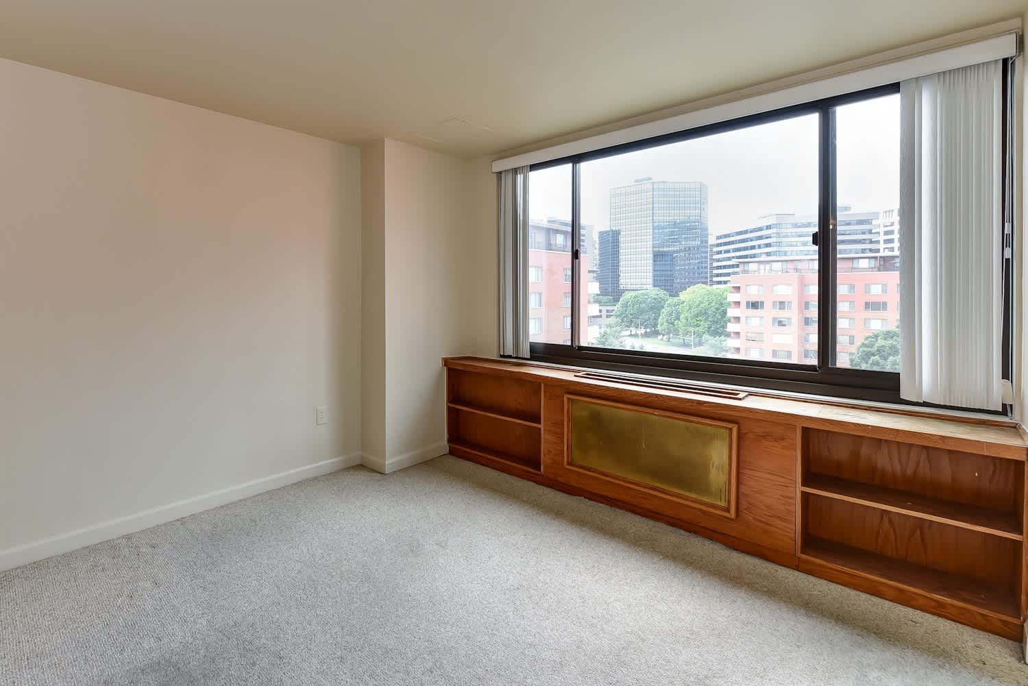 Spacious & Bright Studio at River Place East – photo 3
