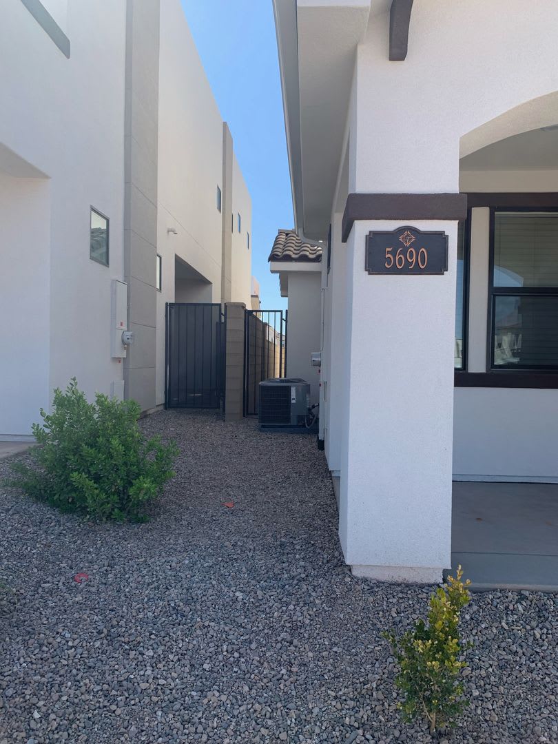 Beautiful Newer 3 Bedroom 2.5 Bathroom home in Desert Color! – photo 4