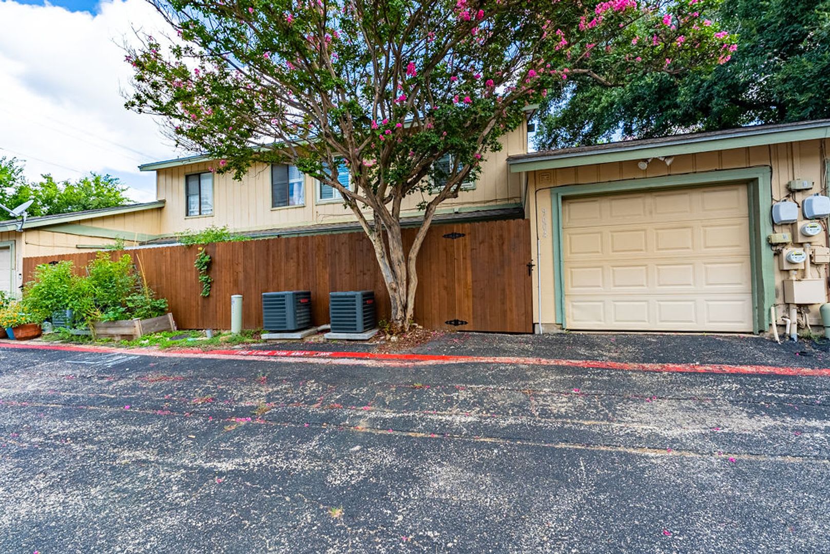 Charming 3 Bedroom 1 5 Bathroom Located In North Austin – photo 3