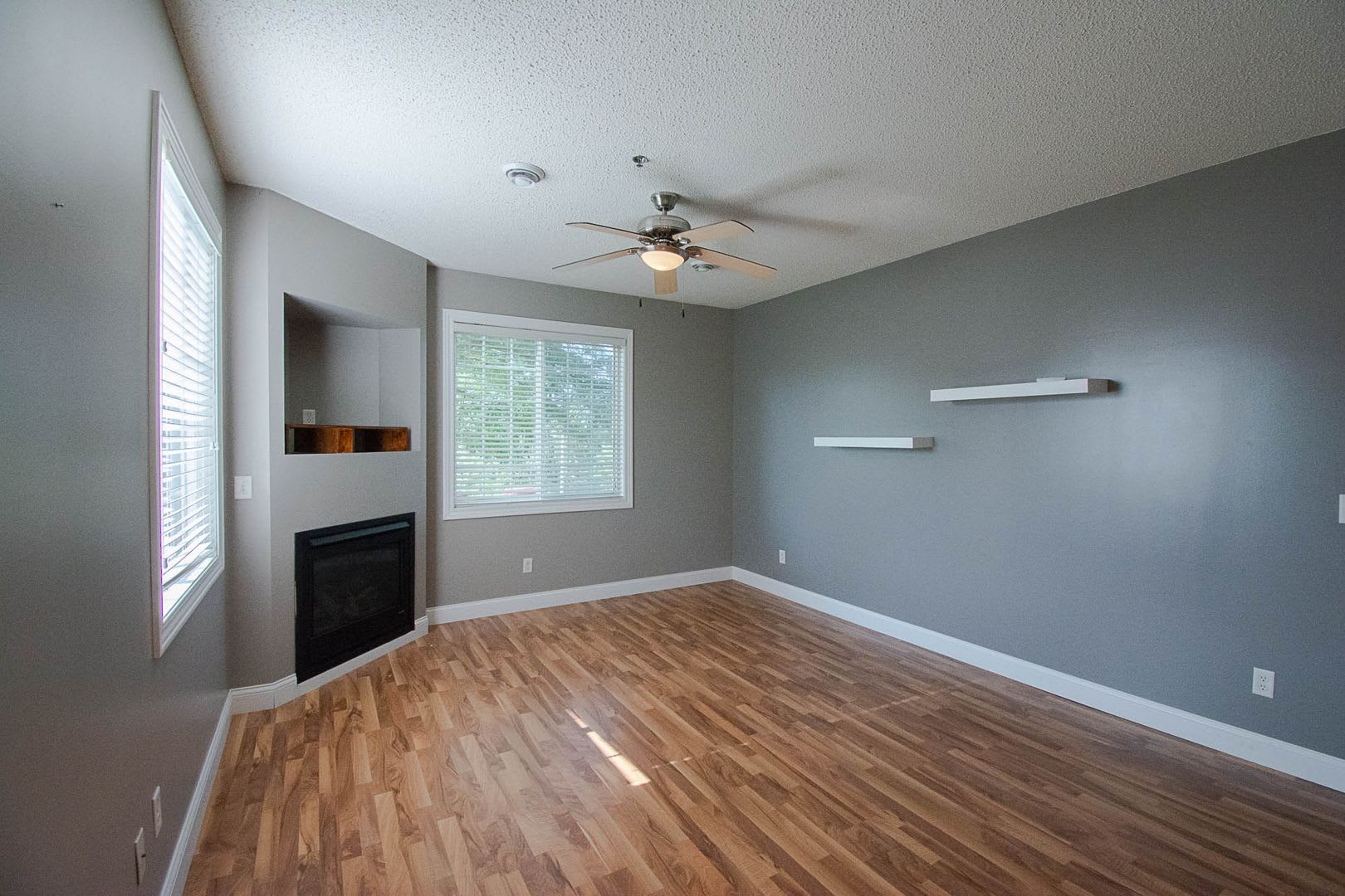 Beautiful Boulder Ridge end unit townhome w/upgrades throughout! – photo 4