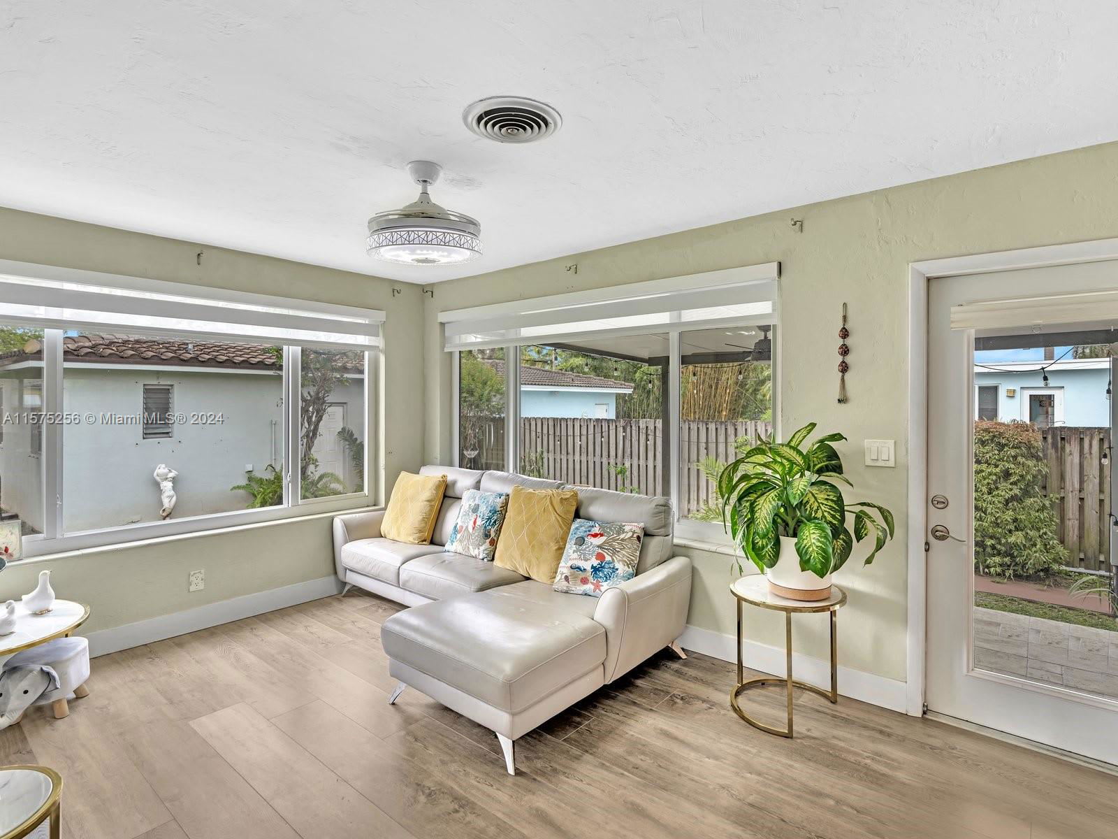 1528 Wiley Street – photo 3
