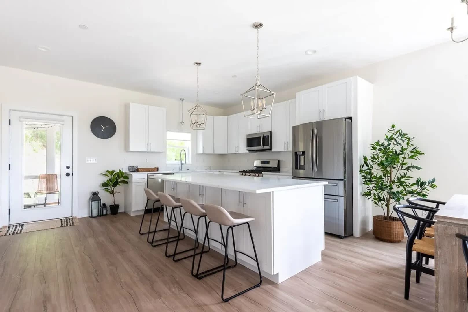 Fontana Contemporary Furnished Townhome Available for Monthly & Mid-Term Rentals – photo 2