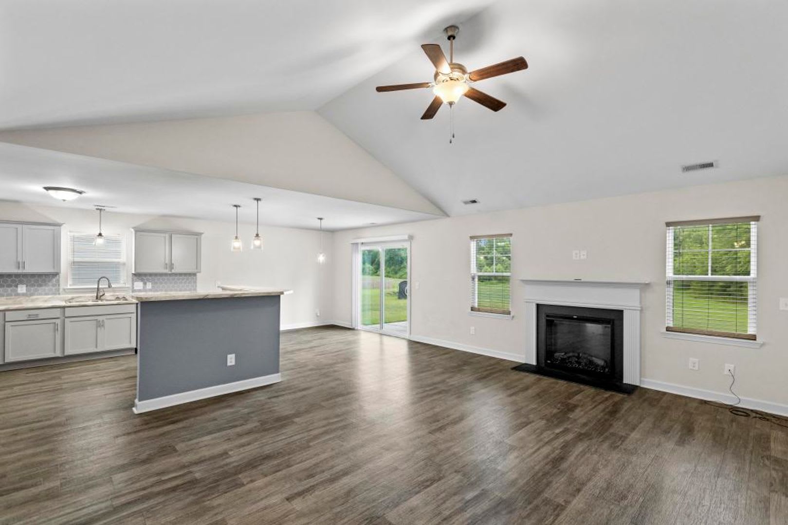 Beautiful home! Convenient to the city with all shopping! – photo 4