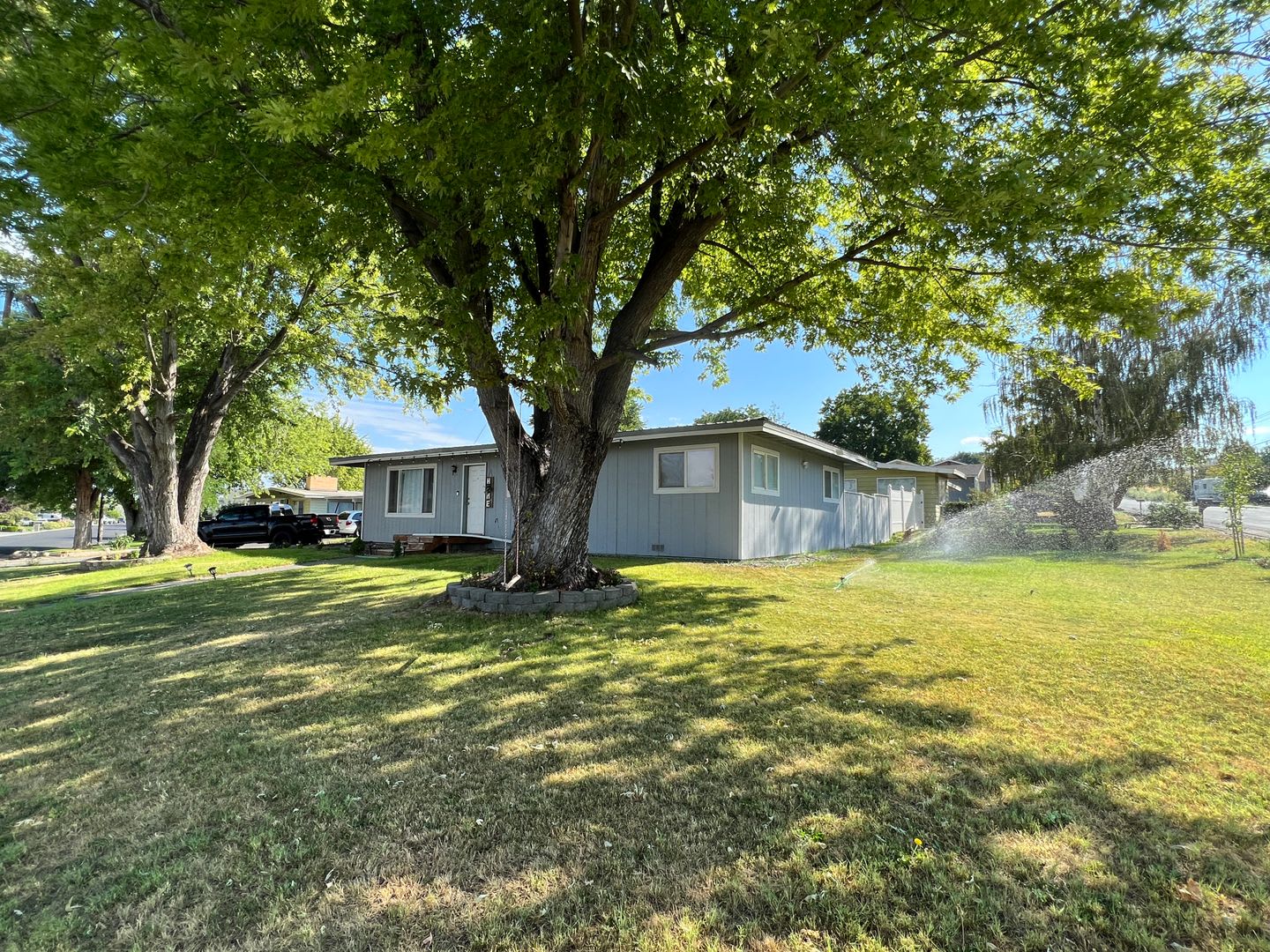 Cozy Home On Corner Lot – photo 2