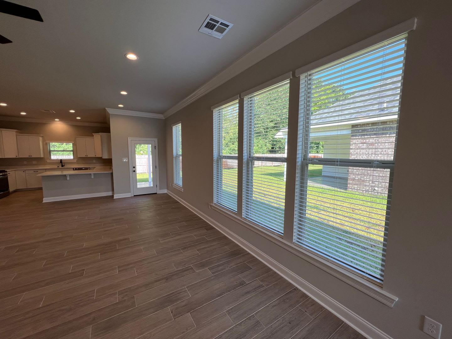 Stunning 4 Bedroom Home in Jamestown Crossing – photo 5